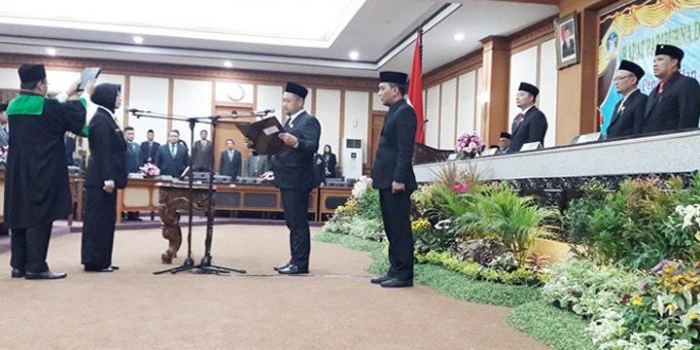Anggota DPRD Gresik Hj. Nur Saidah ketika diambil sumpah janji.