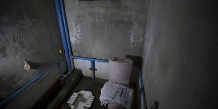Koran digunakan untuk tutup kursi toilet di sebuah rumah di Mandalay, Myanmar, 5 Oktober 2015.
Reuters / Jorge Silva

