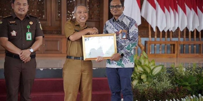 Sekda Tuban Budi Wiyana memberikan selamat kepada Senior Manajer PLN Nusantara Power UP Tanjung Awar-Awar, Yunan Kurniawan, atas diraihnya tiga penghargaan.