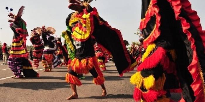 ?

Seribu Barong saat menunjukkan aksinya di area Simpang Lima Gumul Kabupaten Kediri.foto:arief kurniawan/BANGSAONLINE