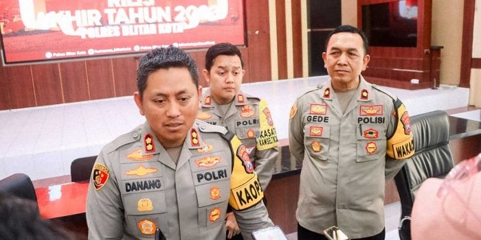 Kapolres Blitar Kota, AKBP Danang Setiyo saat diwawancarai oleh awak media terkait DPO ledakan di Blitar yang tewaskan 4 orang.