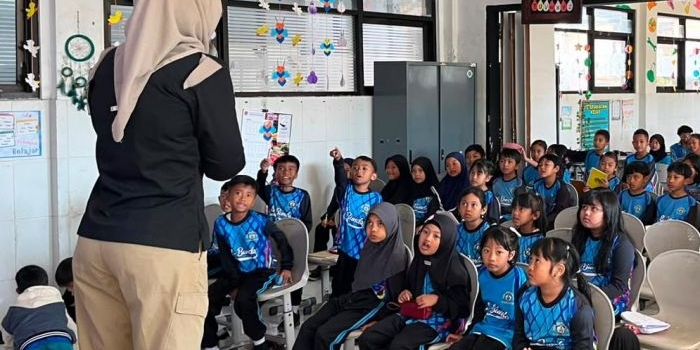 satresnarkoba-polres-batu-kenalkan-bahaya-narkoba-kepada-siswa-sdn-2-bumiaji