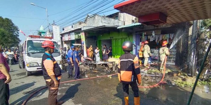 kebakaran-toko-madura-di-jombang-api-diduga-dari-rokok-saat-isi-bensin