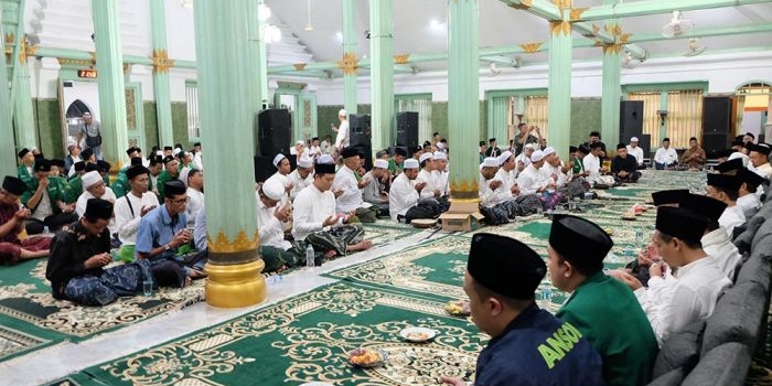 tradisi-malam-selawe-di-sunan-giri-perpaduan-munajat-dan-tasyakuran-penetapan-wbtb
