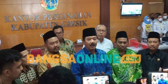 menteri-atrbpn-serahkan-sertifikat-tanah-untuk-pcnu-dan-pd-muhammadiyah-gresik