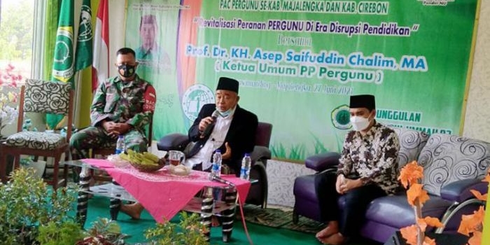 Prof Dr KH Asep Saifuddin Chalim, MA (tengah) saat memberikan sambutan dalam acara silaturahim di Gedung Madrasah Aliyah Unggulan Amanatul Ummah 02 Leuwimunding Majalengka, Ahad (27/6/2021). foto: mma/ bangsaonline.com