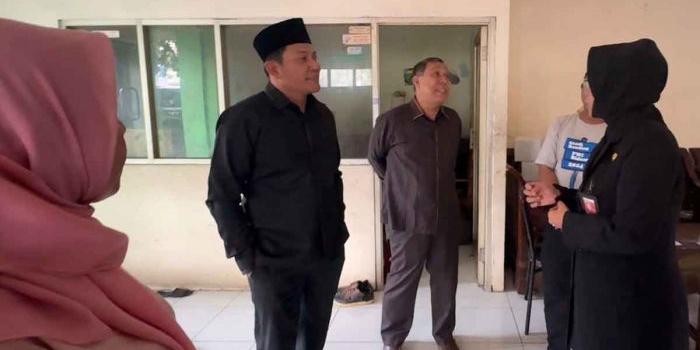 kunjungi-balai-wartawan-bupati-sidoarjo-bantu-perbaikan-fasilitas-yang-rusak