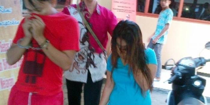 ?

2 pengedar sabu-sabu ketikadigelandang ke Mapolres Gresik.syuhud/BANGSAONLINE