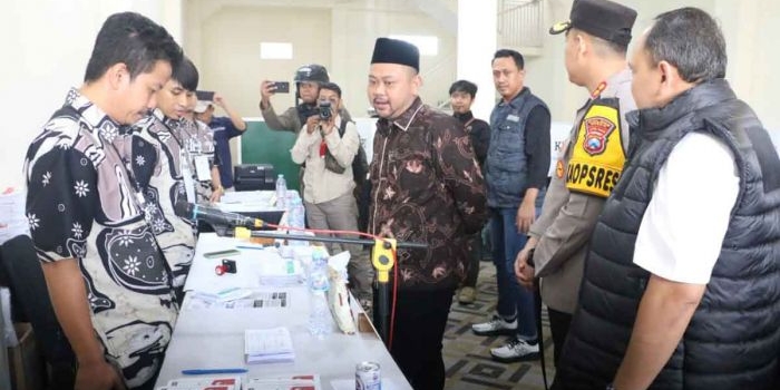 Bupati Gresik Fandi Akhmad Yani dan pejabat forkopimda saat sidak TPS. Foto: Ist.