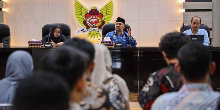 Kepala DP3AP2KB dr Muh. Fajri Mubasysyir saat memberi arahan. (Ist)