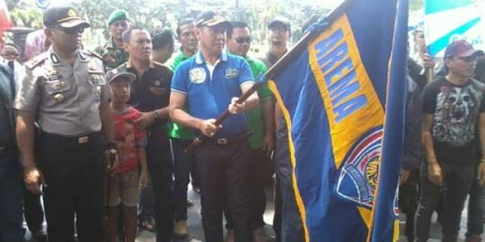 HM. Anton, Wali Kota Malang, bersama Kapolres Malang Kota dan Dandim 0833-BJ Kota Malang disaksikan tokoh Aremania Ovan Tobing, memberangkatkan rombongan supporter aremania ke GBK Jakarta. foto: iwan irawan/ BANGSAONLINE