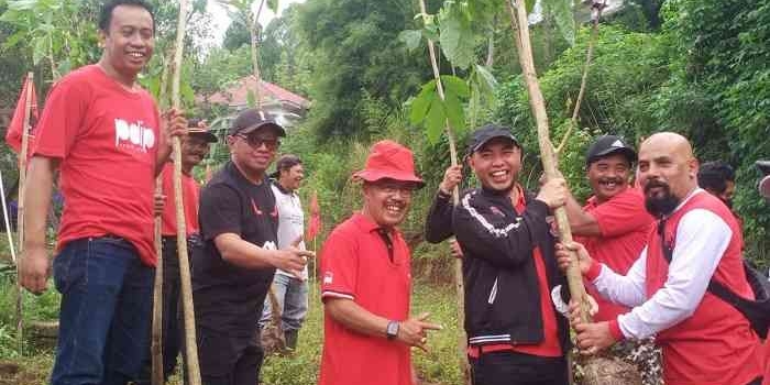 Ketua DPC PDIP Kota Batu Punjul Santoso bersama Anggota DPRD Kota Batu dari Fraksi PDIP melakukan penanaman bibit pohon. 