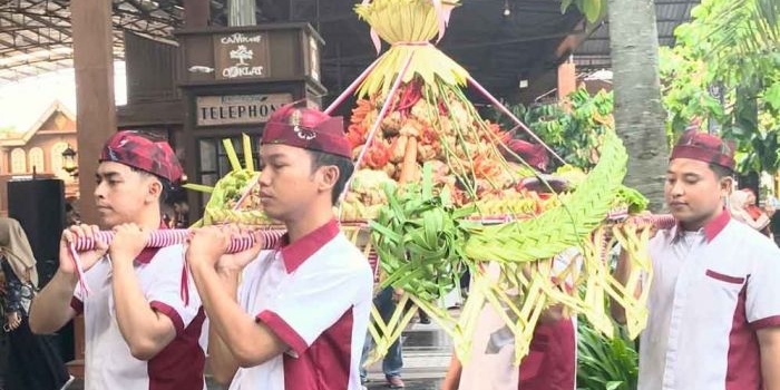 kirab-ketupat-coklat-jadi-daya-tarik-lebaran-di-kampung-coklat-blitar