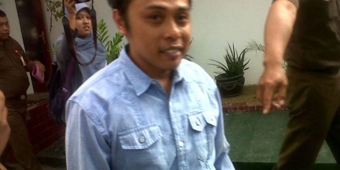 EKSEKUSI. Tersangka korupsi dana Bimtek tahun 2012, Bakhtiar saat menuju mobil untuk dibawa ke Lapas Bojonegoro. foto : eki nurhadi/bangsaonline