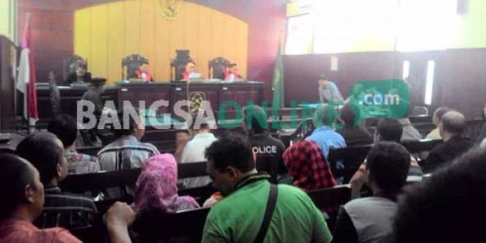 Masyarakat saat menyaksikan jalannya sidang gugatan ijazah palsu Cabup Kediri. foto: dendi martoni/ BANGSAONLINE