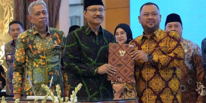 bupati-gresik-dan-kemensos-teken-perjanjian-pinjam-pakai-aset-untuk-sekolah-rakyat