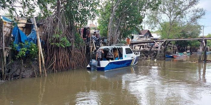 SEADANYA: Perahu motor yang dinaiki Pj Bupati Hudiyono dan rombongan saat bersandar di Dusun Kepetingan, Selasa (20/10). foto: istimewa