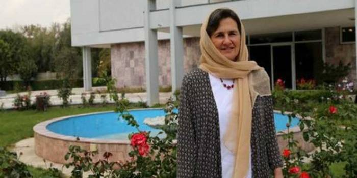 Rula Ghani di depan kediamannya. foto: repro bbc