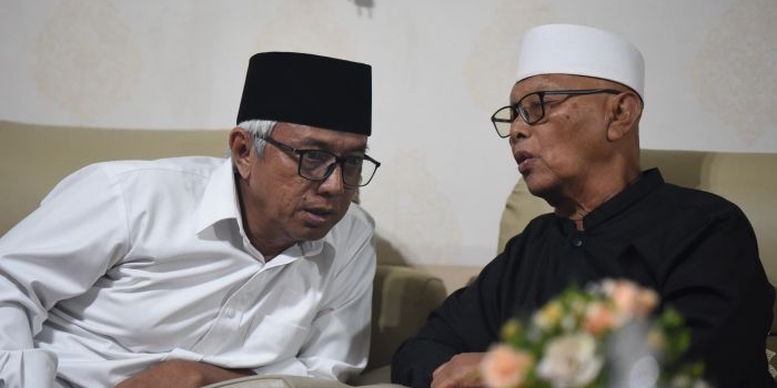 penuh-khidmat-gus-qowim-hadiri-haul-kh-askandar-bersama-jemaah-pmj