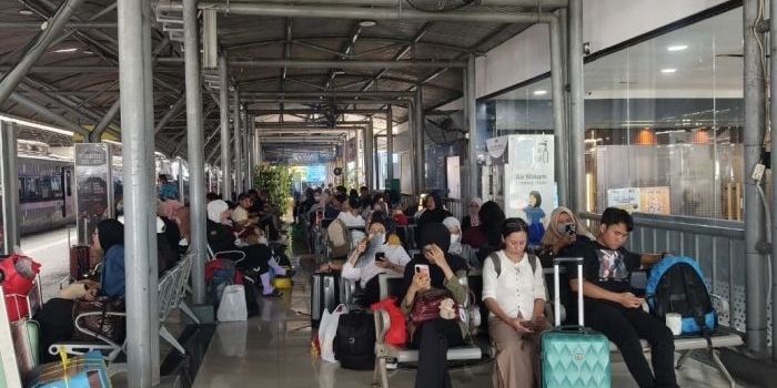 Suasana ruang tunggu Stasiun Gubeng Baru Surabaya