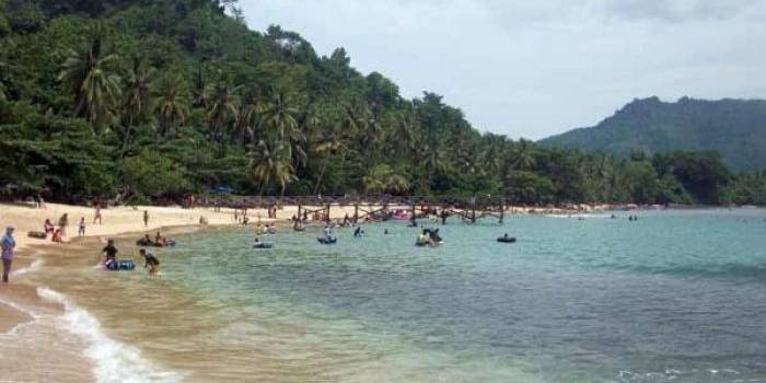 Ribuan Wisatawan membanjiri lokasi wisata di Trenggalek saat liburan sekolah dimulai. Salah satunya Pantai Pasir Putih. foto: traveler