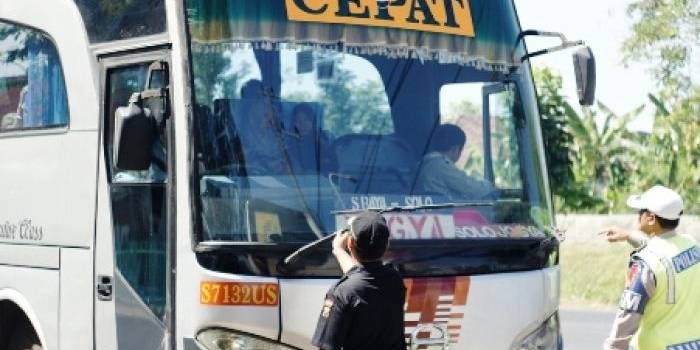 ?

Petugas Dishub memeriksa kelaikan bus untuk operasional. Foto:muhammad syafii/BANGSAONLINE