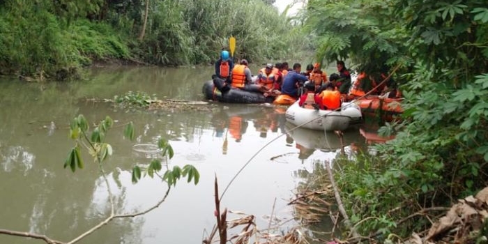 Tim gabungan Basarnas, BPBD, Polresta Sidoarjo, dan relawan menyisir setiap sudut sungai.