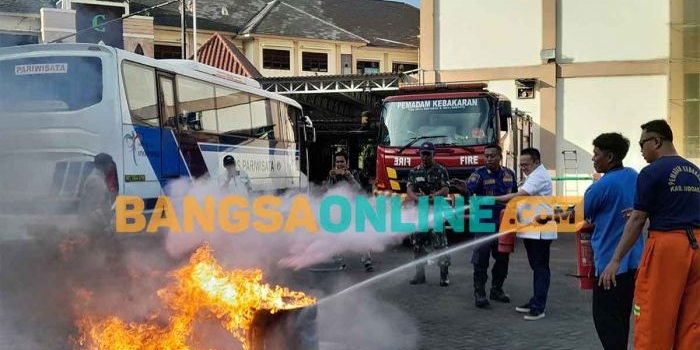 Simulasi penanganan kebakaran yang digelar Umaha Sidoarjo. Foto: MUSTAIN/BANGSAONLINE
