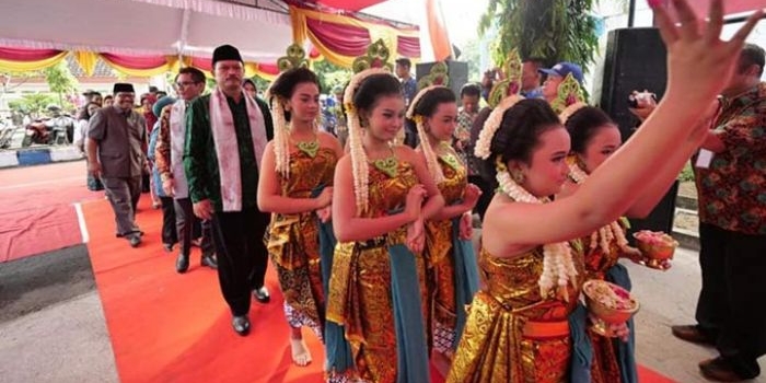 Wali Kota Madiun dan Tim Penilai lapangan lomba Kelurahan Berhasil dan 10 Program Pokok PKK disambut penari penari cilik.