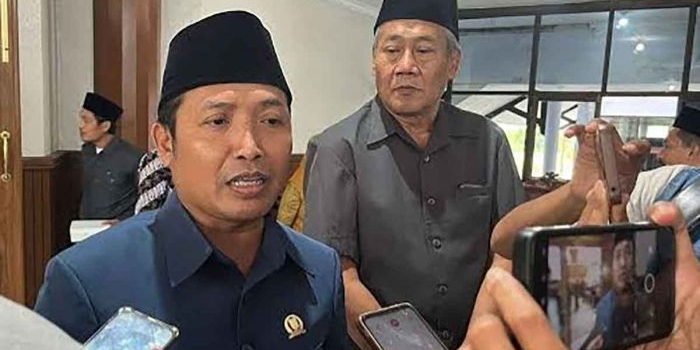 Ketua DPRD Tuban, Sugiantoro, memberi keterangan ke awak media.