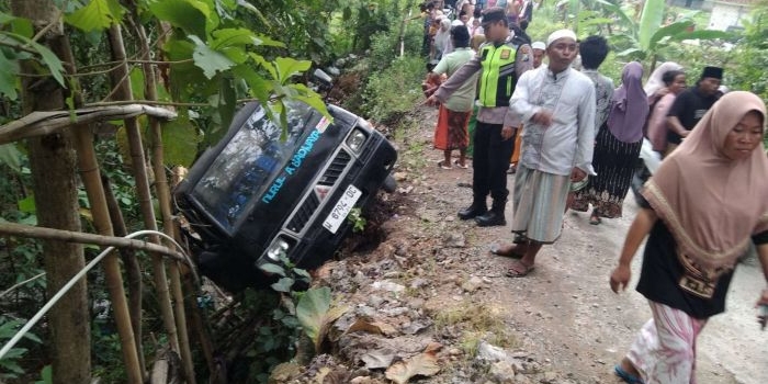 mobil-bak-terbuka-terperosok-di-jalan-raya-somber-sampang-1-tewas