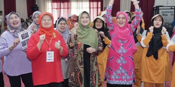 buka-acara-sekolah-lansia-tangguh-ketua-tp-pkk-kota-pasuruan-ajak-semangat-untuk-sehat