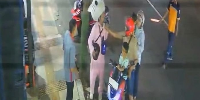 Tangkapan layar yang memperlihatkan cek cok antara pemotor dan badut pengamen di Tuban