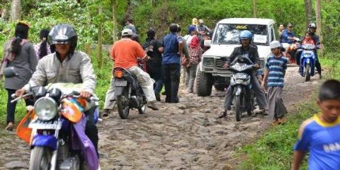 ?Jalan rusak di kawasan menuju Ijen. foto:yogik mz/BANGSAONLINE