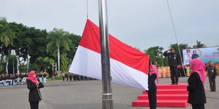 Bupati Sambari ketika memimpin upacara bendera. foto: SYUHUD/ BANGSAONLINE