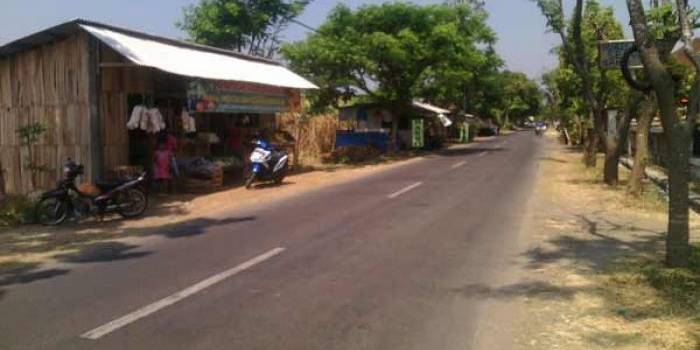 Tiga bangunan ilegal berupa warung yang diprotes warga. (foto: soewandito/BANGSAONLINE)