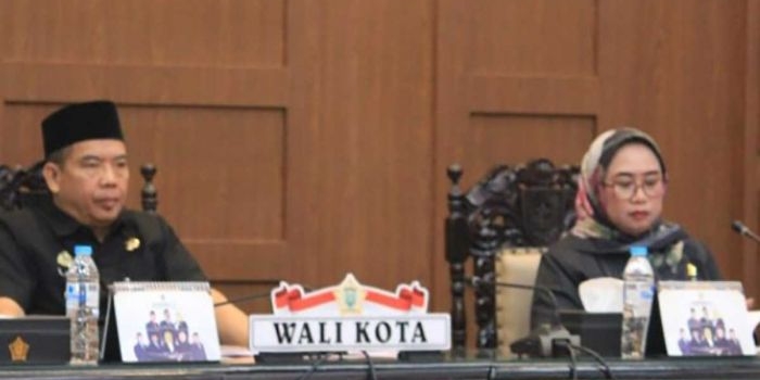 Wali Kota Probolinggo ketika menghadiri rapat paripurna.
