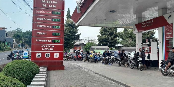 penutupan-jalan-gumitir-perpanjang-waktu-kirim-bbm-pemkab-jember-minta-pertamina-atasi-kelangkaan