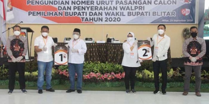 Pasangan Rijanto-Marhaenis Urip Widodo dan Rini Syarifah (Mak Rini)-Rahmat Santoso menunjukkan nomor urut masing-masing.