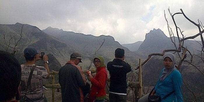 Pengunjung hanya bisa melihat puncak kelud dengan radius 3 kilometer. Meski demikian, suasana pepohonan yang mengering akibat erupsi gunung Kelud menjadi daya tarik tersendiri bagi wisatawan.foto:arif kurniawan/BANGSAONLINE