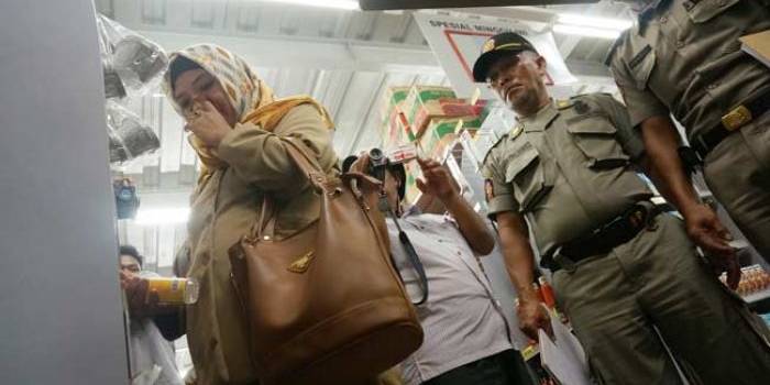 Salah seorang PNS tertangkap basah sedang berbelanja saat jam kerja. foto: rony suhartomo/ BANGSAONLINE