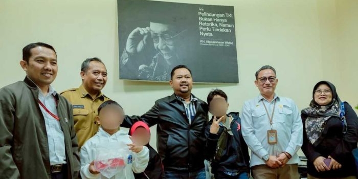 bupati-gresik-dampingi-kepulangan-3-anak-pmi-dari-malaysia