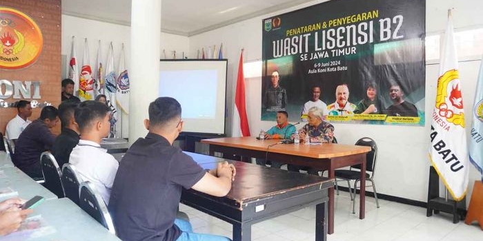 Penataran dan penyegaran wasit lisensi B2 se-Jawa Timur di Kota Batu.