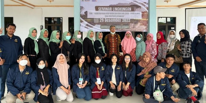 FOTO BARENG: Mahasiswa Unipa Surabaya bersama dengan warga Desa Keper Krembung saat seminar pencegahan DBD. Foto: Ist.