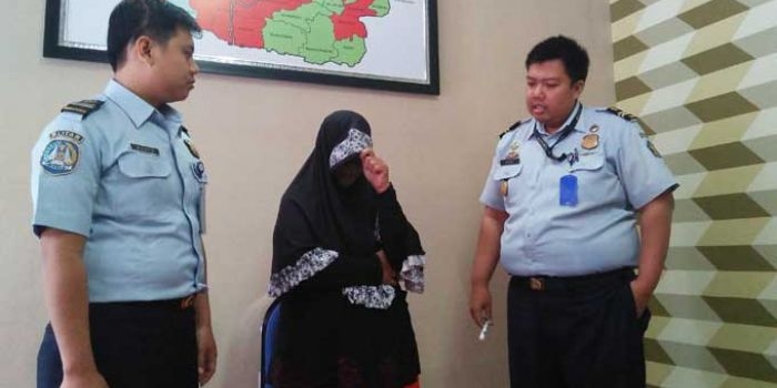 Siti Nafisah saat di kantor imigrasi kelas II B Blitar. foto: AKINA/ BANGSAONLINE