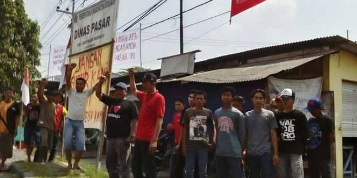 AKSI TOLAK: Sejumlah warga Desa/Kecamatan Wonoayu saat aksi menolak revitalisasi Pasar Wonoayu, Sabtu (25/6). foto: MUSTAIN/ BANGSAONLINE