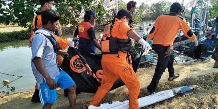 Tim SAR Gabungan ketika melakukan evakuasi terhadap korban.