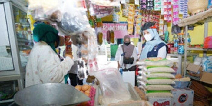 Bupati Ipuk sedang berbelanja di salah satu toko kelontong.