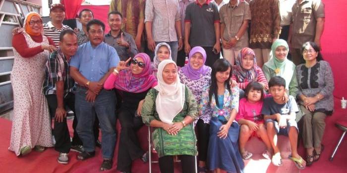 BERSAMA. Seluruh karyawan dan wartawan HARIAN BANGSA berfoto bersama. foto : nisa/bangsaonline