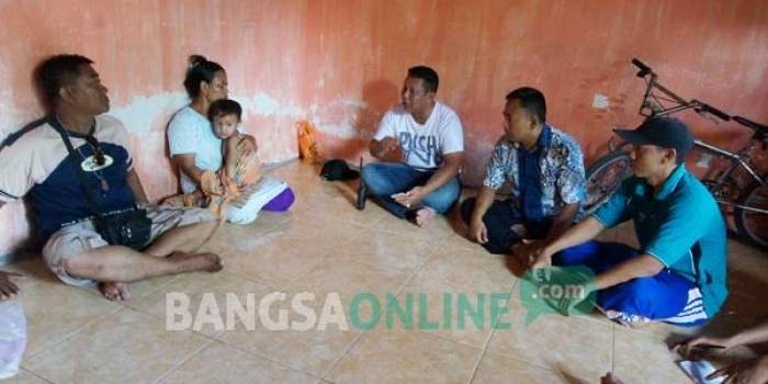 Tiga pilar jombang saat mendatangi rumah Zainudin setelah ada informasi penangkapan di Kalbar. foto: rony suhartomo/ BANGSAONLINE